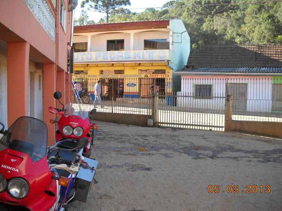 anderer Schlafplatz für die Motos.