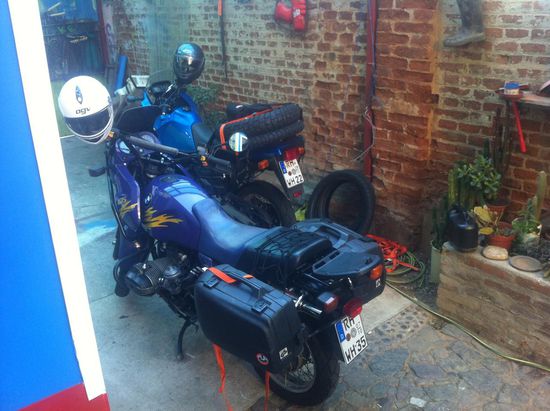 Die Bikes im Innenhof der Villa Kunterbunt.