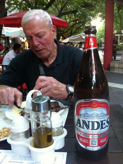 David geniest sein Steak.