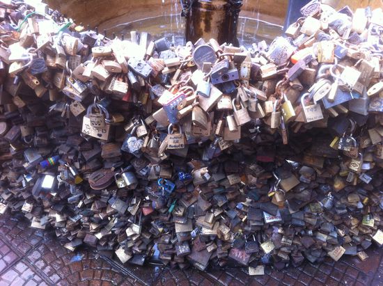 Brunnen. Hier hängen die Soldaten ihr Spind Schloss wenn der Wehrdienst beendet ist.