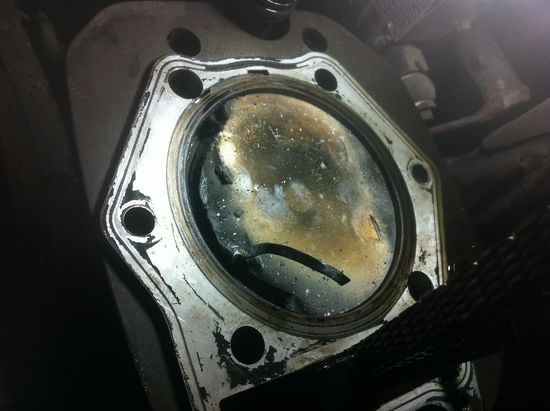 Verbrannter Kolben und Kolbenring.