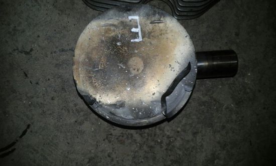 Scheisse! Kolben falsch eingebaut. Auslass Seite auf Einlass Seite. Vielen Dank an Magdeburg wo ich das Motorrad gekauft habe. Vielleicht ist es ja beim Trabi nicht wichtig.