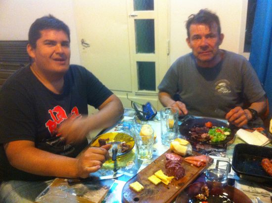 Miguel und Reinhold. Miguel fährt Yamaha Fazer. Er hatte mich gebeten komplette Wegfahrsperre aus Deutschland mitzubringen. Als ich in Deutschland beim Yamaha Händler nachfragte bin ich fast in Ohnmacht gefallen. 2500,--€. Das war dann für Miguel doch etwas zu viel. Bei Honda kostet diese 1000,--€. Ist auch noch viel Geld.