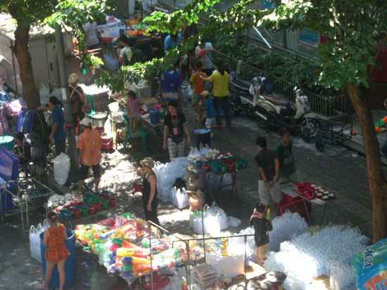 Wasserschlacht auf der Silom Road ! Die echten Profis rüsten sich vorher mit Pumpguns und Wasserflaschen aus !