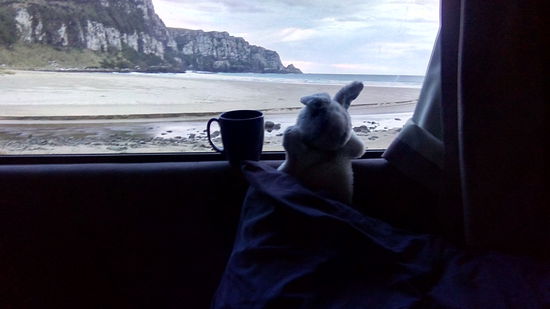 Guten Morgen, hier wird ab 07:00 bei 12 Grad gesurft. Die ersten waren zwei Mädels.