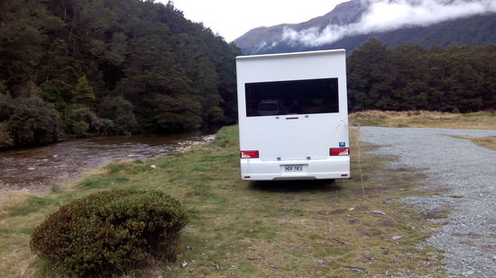 Stellplatz am Fluss.