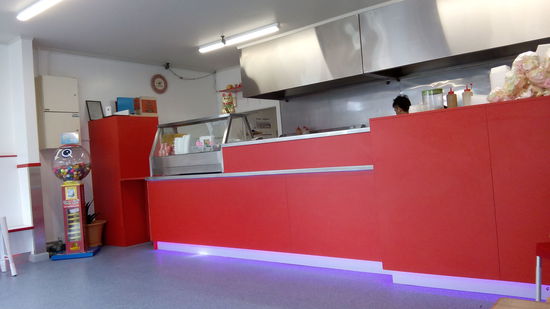 Steril, kalt, laut, aber gut.