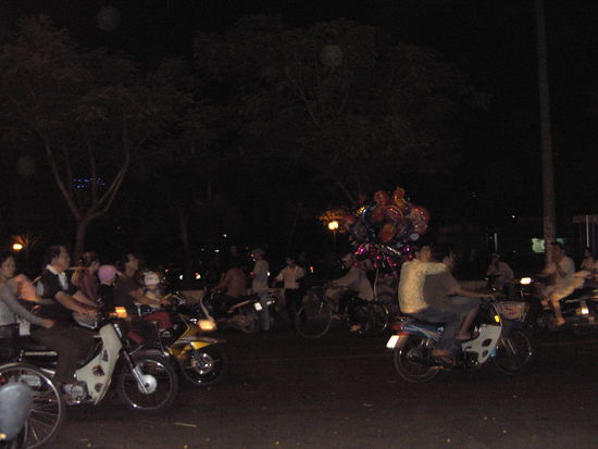 Saigon an Sylvester, für Europäer lebensgefährlich. Saigon hat 6 Mil. Motorräder. Alle waren auf der Strasse.