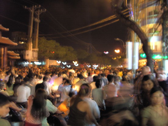 Saigon an Sylvester, für Europäer lebensgefährlich. Saigon hat 6 Mil. Motorräder. Alle waren auf der Strasse.