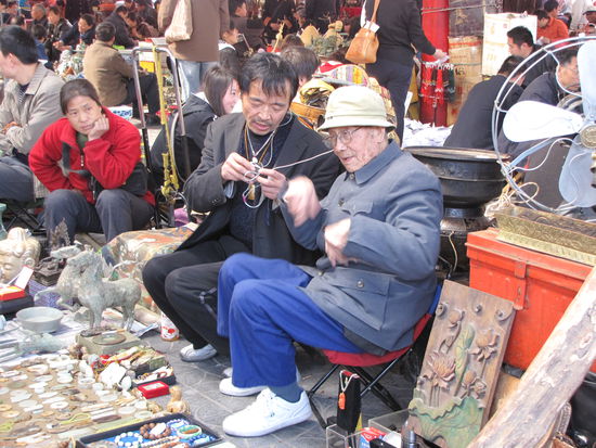 High-Tech auf dem Markt  Der Opi ging voll ab und hat einen lustigen Sitz-Tanz hingelegt.