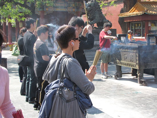 Moderne Interpretation des Glaubens - Räucherstäbchen und Ipod