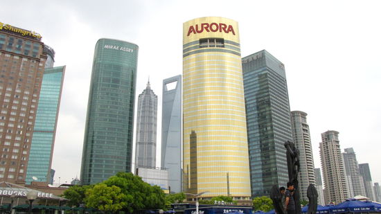 Ein Teil der Skyline - Die Gebäude im Hintergrund sind links das Jin Mao Building (420 m) und rechts daneben mit oben dem "Fenster" das Shanghai World Financial Center (492 Meter und 101 Stockwerke!)