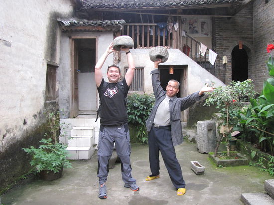 Tata... Alex hat den 'kleinen' Stein hochheben dürfen. Der hat aber auch noch 15kg!