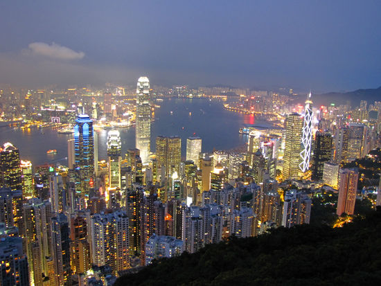 Der Blick auf das Lichtermeer von Hong Kong Island und Kowloon