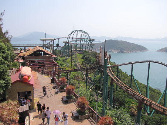 Achterbahn mit Meeresblick