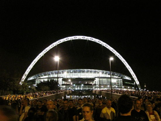 70.000 glückliche Menschen auf dem Weg zur U-Bahn