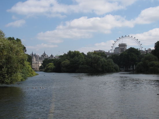 St. James Park mit Whitehall und London Eye im Hintergrund