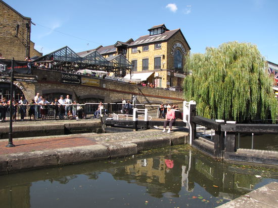 Der Kanal mit Camden Lock im Hintergrund
