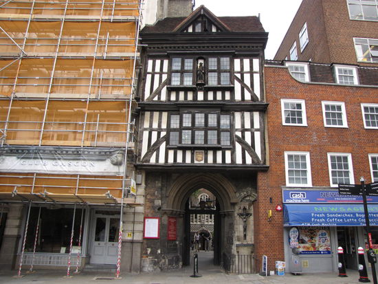 Der Durchgang zur Kirche... man muss etwas acht geben dass man ihn nicht verpasst.