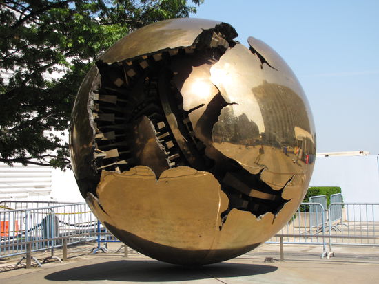 Die Weltkugel vor der UN