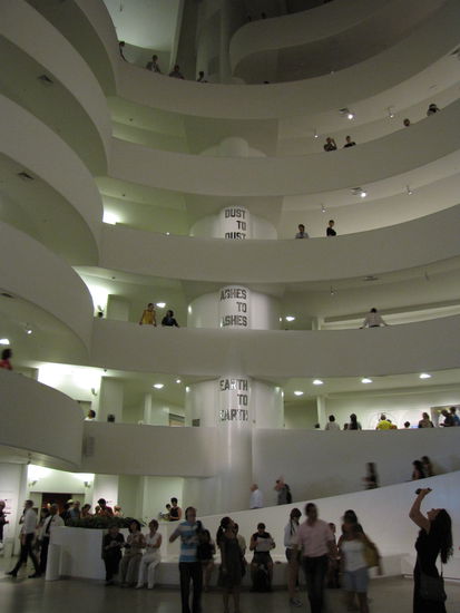 Neben Man in Black wurde drinnen eine Schießerei des Films "The International" gedreht.