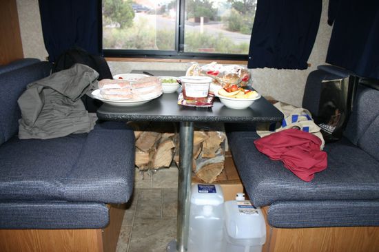 Feuerholz und Trinkwasser gallonenweise - alles muß in die Essecke, aber wir essen meist draußen