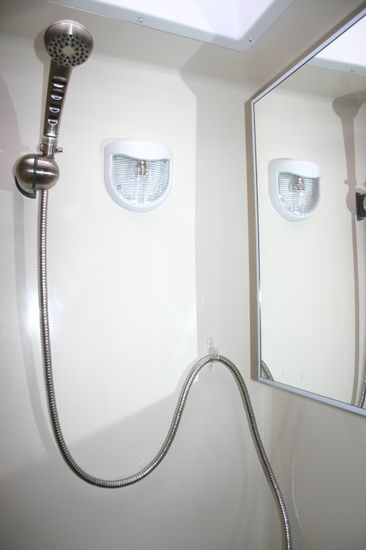 Nur ein Ausschnitt vom Bad, aber zeigt, dass Dusche überm Waschbecken (und Klo) hängt