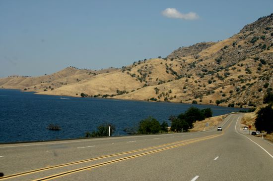 Lake Kaweah (man beachte: die verdorrten Hügel reichen bis zum See. Keine Vegetation in der Uferzone...)