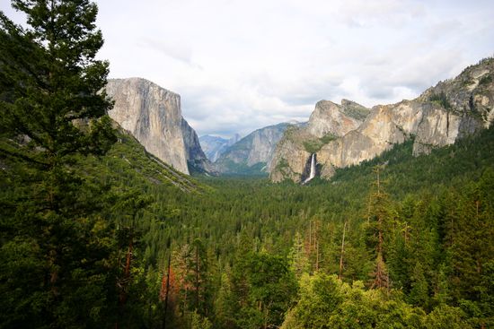 Der berühmte Blick ins Yosemite Valley (rechts Bridal Veil Falls und links El Capitán)