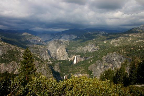 Blick vom Glacier Point in die Weiten der Sierra Nevada...