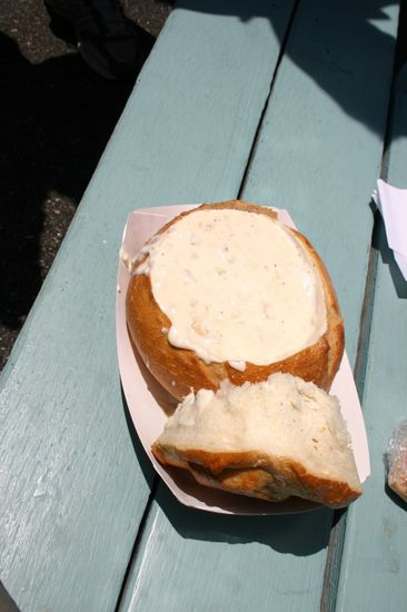 Clam Chowder im Brotlaib serviert. Lecker!