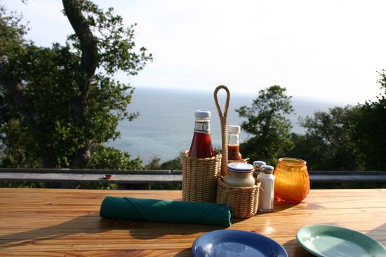 Ausblick vom Nepenthe - und im Meer schwimmen und spielen die Wale