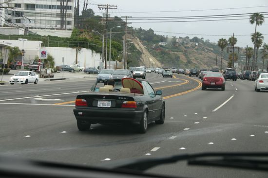 Das Surfboard auf dem Beifahrersitz - das geht bei jedem Wetter
