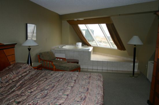 Die Spa Suite mit Whirlpool unterm Fenster!