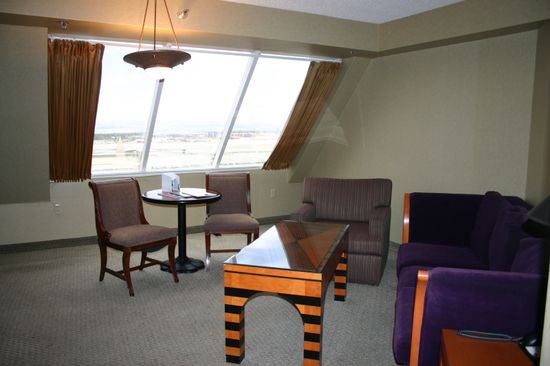 Und Nebenraum mit Blick über den Flughafen