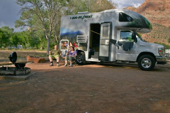 Die beiden Camper geniessen den Abend