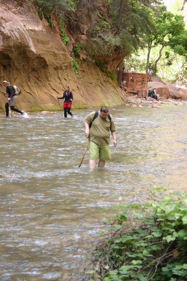 Zum Schluß geht es nur noch zu Fuß weiter durch den Fluss in die Narrows