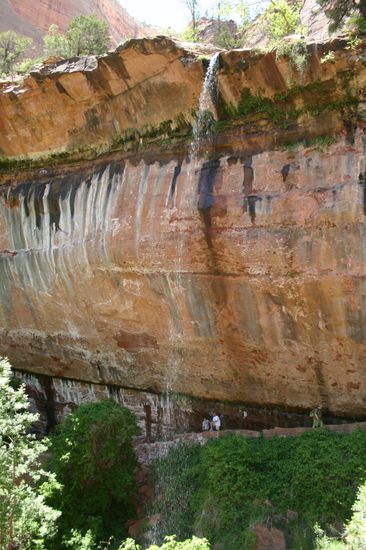 Felsüberhang zwischen den Lower und den Middle Emerald Pools - wer sieht Rüdi?