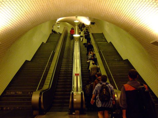 U-Bahn Treppen hinauf!  