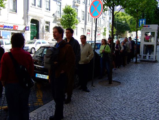 "Very British" das Anstellen in LISSABON
