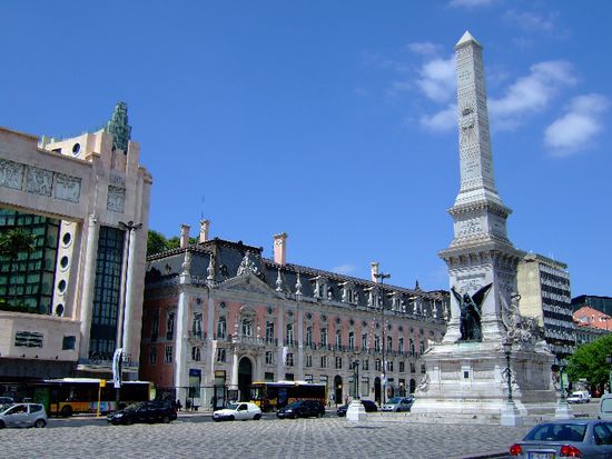 PRACA DOS RESTAURADORES mit dem Polizeirevier im Hintergrund