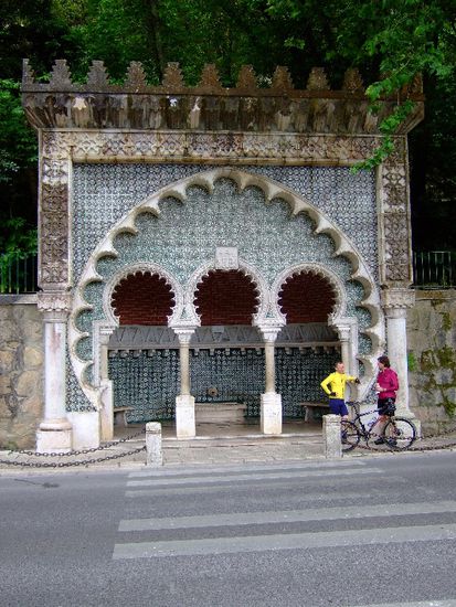 Maurische Kacheleinfassung einer Quelle