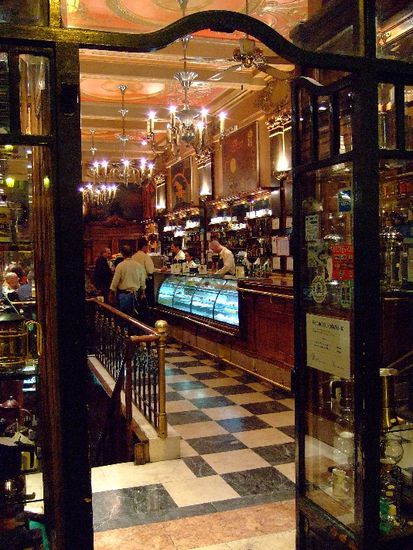 Das beliebte Café 'A Brasileira'
(Gleich neben unserem Hotel)