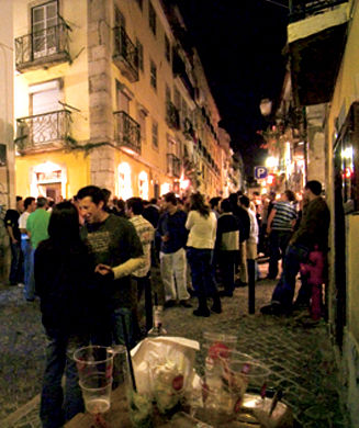 Menschenaufkommen im BAIRRO ALTO