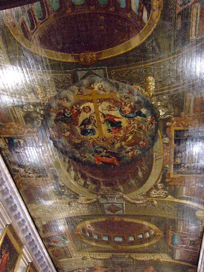 Decke aus Holz mit wunderschöner Bemalung