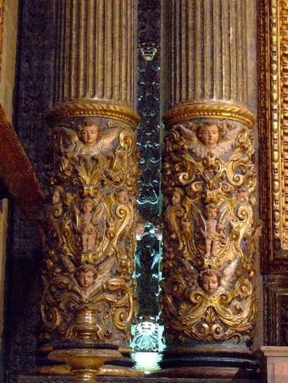 Teufelsfratzen im Hintergrund