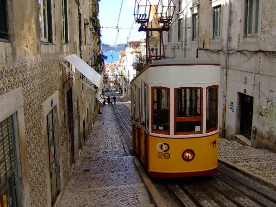 Ankunft des "ELEVADOR DA BICA"