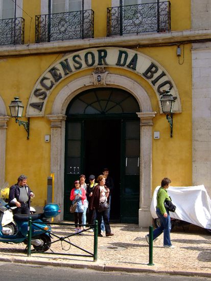 Bahnhof des "ELEVADOR DA BICA"