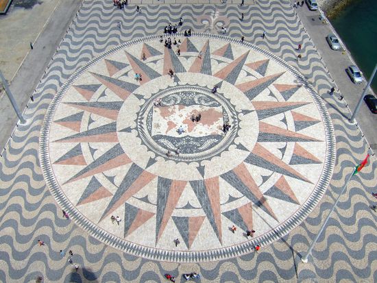 Marmormosaik mit kolonialer Weltkarte vom
PADRÃO DOS DESCOBRIMENTOS aus gesehen