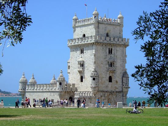 Das TORRE DE BELÉM, wie wenn es auf der Wiese stehen würde   
